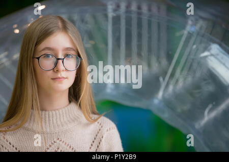 Biélorussie, Minsk, le 6 février 2018. Centre de loisirs pour enfants dans l'hypermarché. Maison de vacances d'enfants.Une jeune fille portant des lunettes avec une intell Banque D'Images