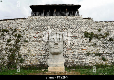 Berat, Albanie, la sculpture de Constantin le Grand en face de la citadelle de Kala Banque D'Images