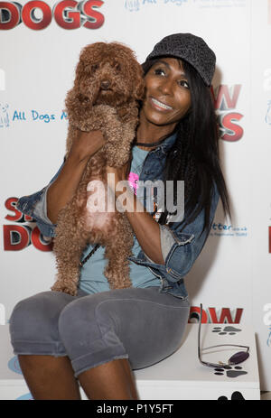 Dépistage des célébrités assister à la suite d'une comédie familiale Rottweiler chien de police a ordonné d'aller undercover comme un chien d'exposition dans un prestigieux spectacle chien : Sinitta Où : London, Royaume-Uni Quand : 13 mai 2018 Credit : Phil Lewis/WENN.com Banque D'Images