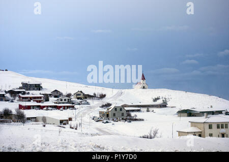 Une belle vue sur le petit et petit village islandais de Vik et son église sur la côte sud de l'Islande en hiver, pleine de neige. Banque D'Images