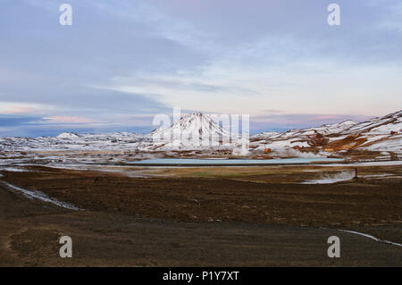 Une vue fantastique sur la lac Myvatn en Islande et sa station géothermique entourée de montagnes colorées. L'Islande, l'Europe. Banque D'Images