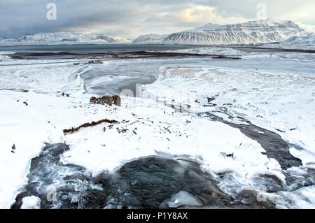 Islandais incroyable paysage d'hiver avec de la glace, la neige, la rivière et les montagnes depuis la montagne Kirkjufell, Snaefellsnesvegur, Grundarfjörður, Islande. Banque D'Images