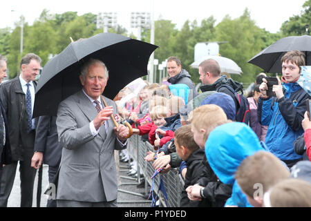 Le Prince de Galles lors d'une promenade à pied dans le centre-ville d'Omagh, dans le cadre de leur tournée de l'Irlande du Nord. Banque D'Images