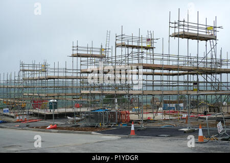 Un échafaudage sur un chantier de construction pour les nouveaux-construire des maisons à la périphérie de Truro, Cornwall. Banque D'Images