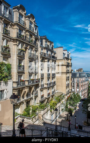 France, Ile de France, Paris, 18ème arrondissement, les bâtiments de style Haussmannien et les escaliers de la rue MontCenis, Montmartre Banque D'Images