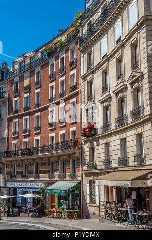 France, Ile de France, Paris, 18ème arrondissement, bâtiment de la rue Lepic, restaurants et terrasses, Montmartre Banque D'Images
