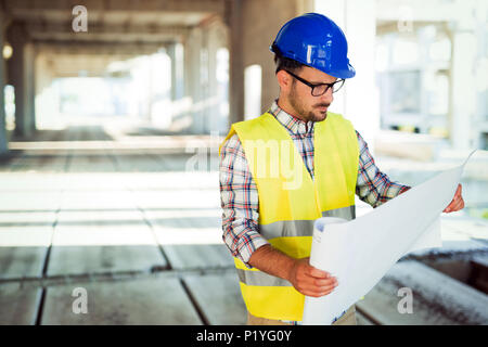 Jeune homme d'affaires Ingénieur construction site Banque D'Images