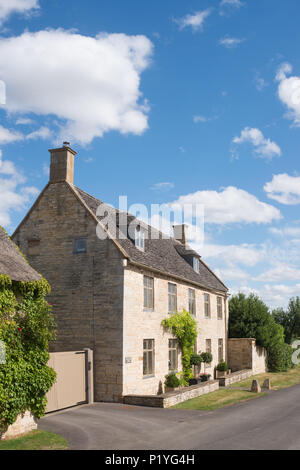 Une maison individuelle village géorgien accueil en Armscote, Warwickshire, Angleterre, Royaume-Uni, Europe Banque D'Images