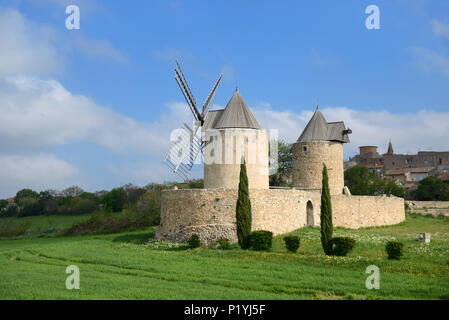 Paire de moulins en pierre traditionnel provençal à Régusse dans le Var Provence France Banque D'Images