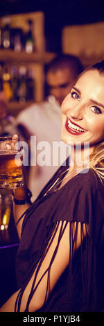 Portrait of female friends having drinks at counter Banque D'Images