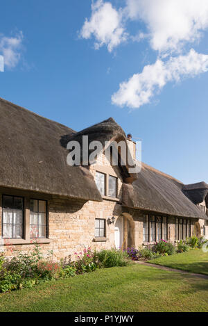 La propriété de chaume traditionnels dans Armscote, Warwickshire, Angleterre, Royaume-Uni, Europe Banque D'Images