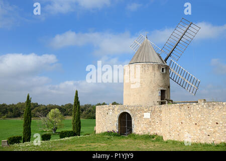 Moulin en pierre traditionnel provençal à Régusse dans le Var Provence France Banque D'Images