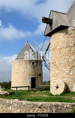 Paire de moulins en pierre traditionnel provençal à Régusse dans le Var Provence France Banque D'Images