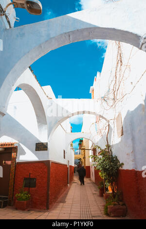 Petites Rues en bleu et blanc dans la kasbah de la vieille ville Rabat au Maroc Banque D'Images