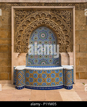 Le Maroc avec fontaine décorée de carreaux de mosaïque à Rabat Banque D'Images