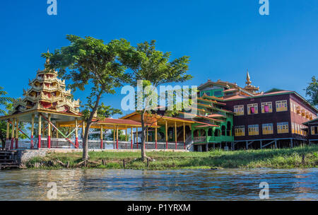 Le Myanmar, région de Shan, pagode et monastère sur le lac Inle Banque D'Images