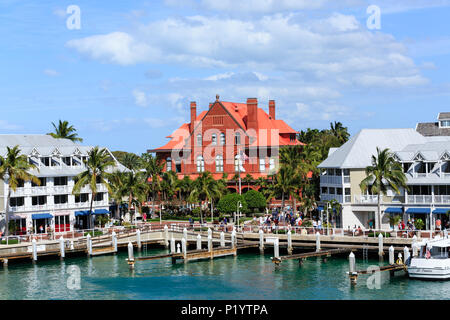 Les touristes, bateaux, hôtels et boutiques de souvenirs autour de Key West Harbour Banque D'Images