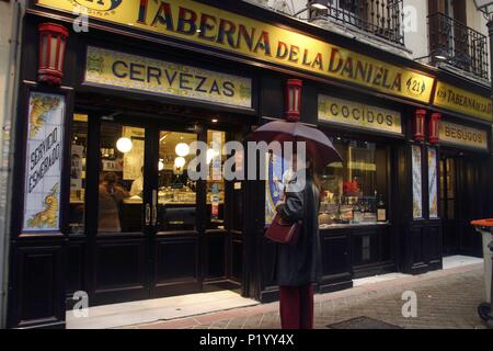 Bar 'Taberna de la Daniela' (barrio Serrano / Velázquez) ; de l'extérieur. Banque D'Images