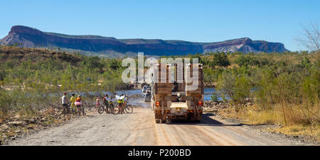 Défi 2018 Gibb les cyclistes, les véhicules de soutien et un camion semi-remorque franchissant la rivière Pentecôte Gibb River Road Australie Kimberley Banque D'Images