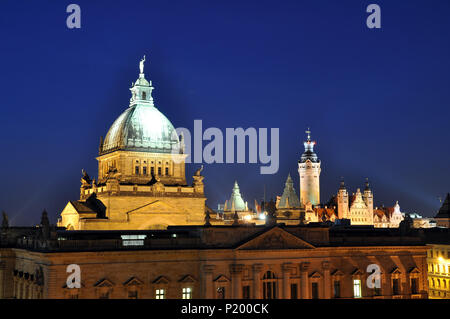 Skyline Leipzig en Allemagne la nuit - Cour administrative fédérale - Université et d'autres bâtiments historiques pour faire du tourisme et visiter Banque D'Images
