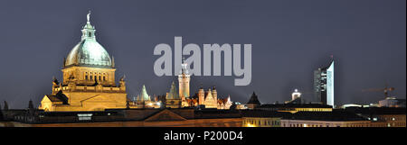 Skyline Leipzig en Allemagne la nuit - Cour administrative fédérale - Université et d'autres bâtiments historiques pour faire du tourisme et visiter Banque D'Images