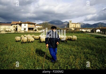 Zalduendo, berger et troupeau de moutons. Banque D'Images