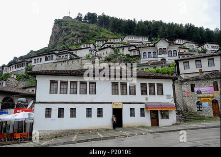 Berat, Albanie, la ville aux mille fenêtres Banque D'Images