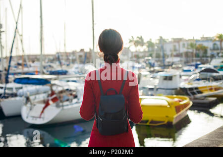 Vue arrière de belle femme profiter de vacances d'été dans un petit port de Puerto de Mogan, Grande Canarie, Espagne. Concept de voyage Banque D'Images