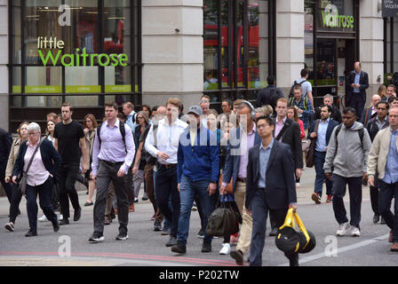 Une branche de la Peu de supermarchés Waitrose sur King William Street dans la City de Londres. Banque D'Images