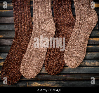 Chaussettes tricotées chaud sur fond de bois chaud,concept Banque D'Images