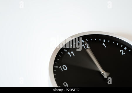 La main de l'horloge est en mouvement de 10 à minuit jusqu'à minuit Banque D'Images