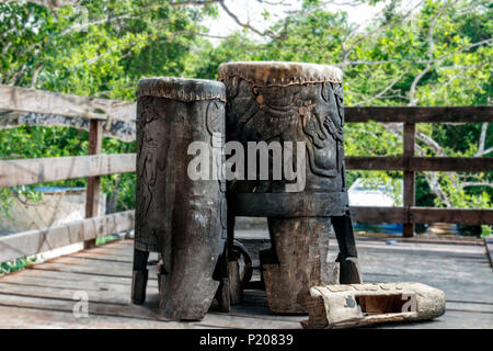 Tambours rituels en bois sculpté des Mayas. Le Mexique Banque D'Images