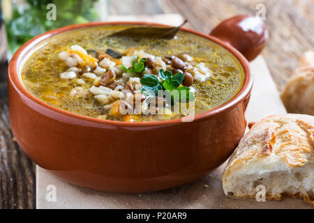 L'orge fait maison et la soupe aux lentilles dans un bol en céramique Banque D'Images