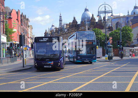 La position des bus, le long de Market Street dans le centre-ville de Leeds Banque D'Images