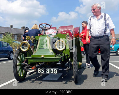 Ce vétéran 1904 Renault est l'un des trois seuls exemples connus dans le monde. Il prend part à la 56e Manchester à Blackpool Location run 2018 Banque D'Images