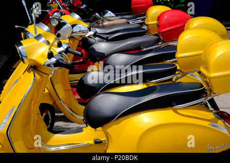 Rangée de scooters Vespa garé, toscane, italie Banque D'Images