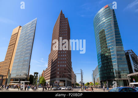 BERLIN, ALLEMAGNE - 28 avril, 2018 : tour moderne et et le trafic à la Potsdamer Platz. Banque D'Images