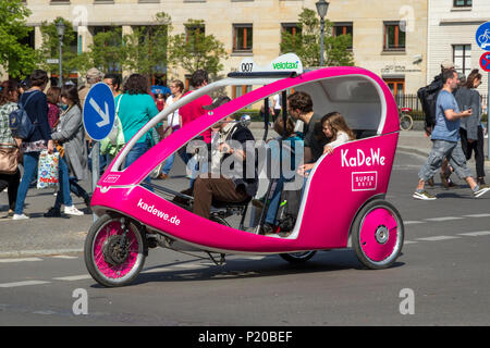 BERLIN, ALLEMAGNE - 28 avril, 2018 : vélo-taxi Velotaxi avec les clients du vélo dans les rues de Berlin. Banque D'Images