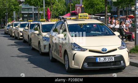 BERLIN, ALLEMAGNE - 28 avril 2018 : les taxis allemand près de la porte de Brandebourg en attente. Banque D'Images