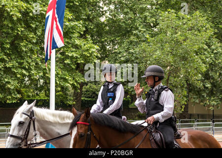 Deux officiers de police montés de la Metropolitan police Mounted Branch lors du Trooping of the Color Ceremony de 2108, The Mall, Londres, Royaume-Uni Banque D'Images