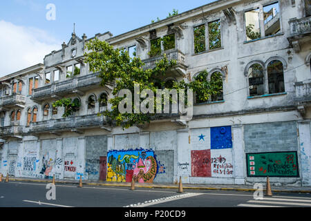 La ville de Panama, Panama - mars 2018 : Ancien bâtiment façade ruine avec graffiti en vieille ville, Casco Viejo, Panama City Banque D'Images