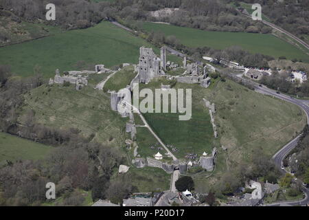 Une vue aérienne du château de Corfe, près de Wareham, Dorset Banque D'Images