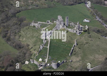 Une vue aérienne du château de Corfe, près de Wareham, Dorset Banque D'Images