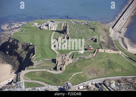 Une vue aérienne de Tynemouth Castle et Prieuré, au Nord Est de l'Angleterre. Banque D'Images