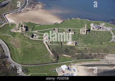 Une vue aérienne de Tynemouth Castle et Prieuré, au Nord Est de l'Angleterre. Banque D'Images