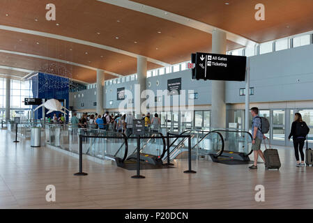 L'Aéroport International de Tampa, Floride, USA. En 2018. Passagers attendent dans l'aérogare principale gare d'un train et le parking de l'économie centre de location de voiture. Banque D'Images