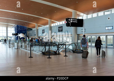 L'Aéroport International de Tampa, Floride, USA. En 2018. Passagers attendent dans l'aérogare principale gare d'un train et le parking de l'économie centre de location de voiture. Banque D'Images