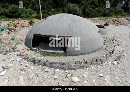 Switzerland, l'Albanie, l'ancien bunker de 1970 installations sur la plage Banque D'Images