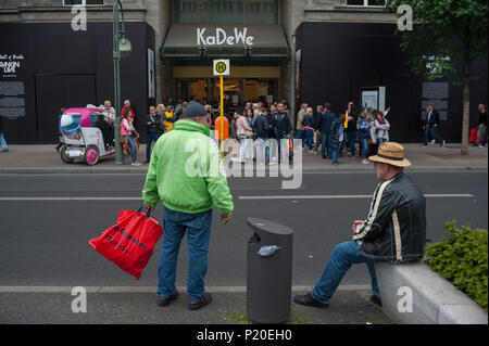 Berlin, Allemagne, les gens qui attendent à un arrêt de bus en face de l'hôtel Alpenblick Banque D'Images