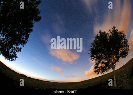 Le Massif Central. Le Cantal. Trizac du plateau. Le ciel étoilé du bac. certains hauts nuages passant dans le ciel. Banque D'Images